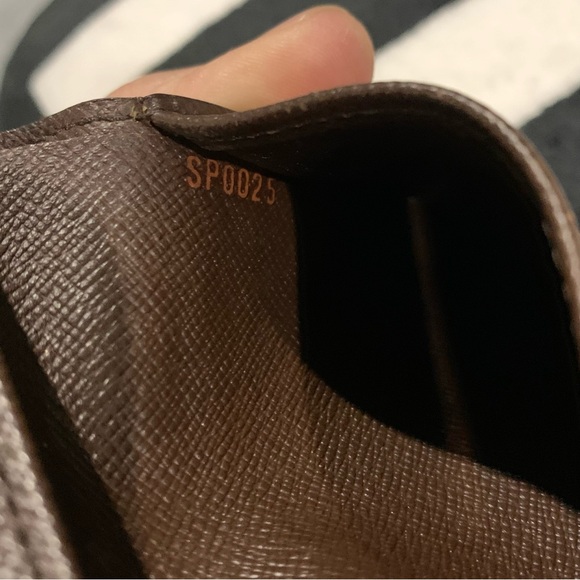 Louis Vuitton Damier tri fold wallet - Picture 12 of 13